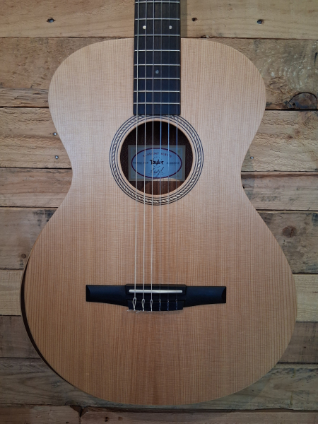 Preview: Taylor Academy 12e-N, Fichte massiv / Walnuss, Pickup, Armrest, gebraucht